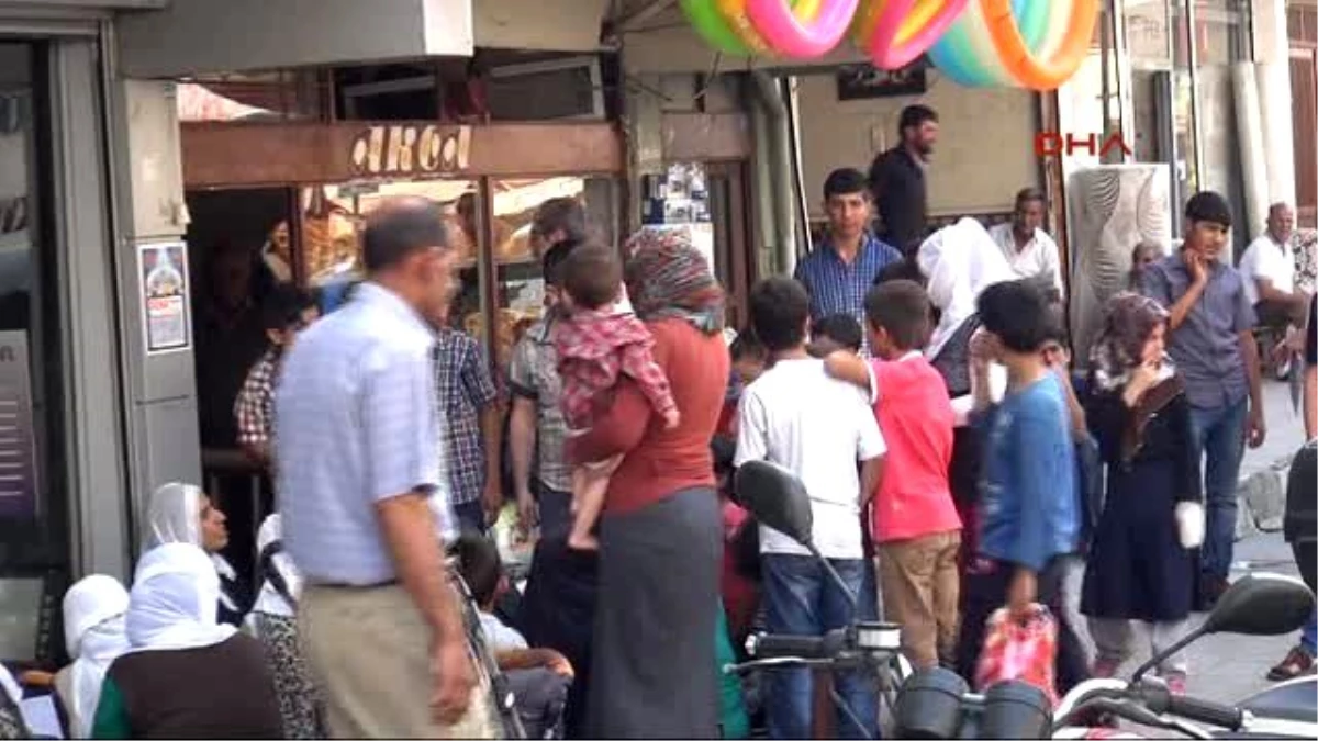 Suriyeli Çocuklar Ekmek Almak İçin İzdiham Yarattı