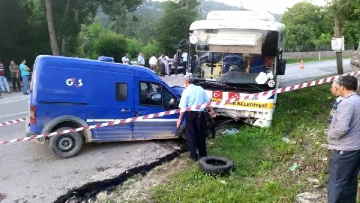 Belediye Otobüsü ile Para Nakil Aracı Çarpıştı: 1 Ölü, 1 Yaralı