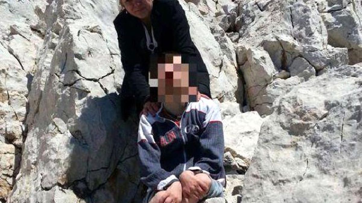 Bindikleri Bot Batınca Kaçaklar İki Engelliyi Kayalıklarda Bıraktı