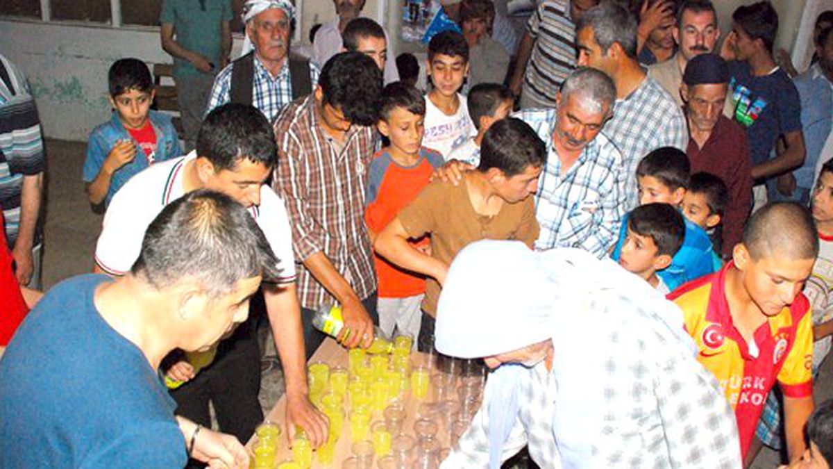 Hilvan\'da Teravih Sonrası Limonata İkramı