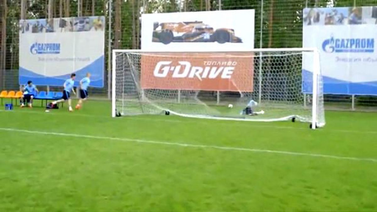 Hulk\'un Vuruşunda Topu Kurtarmak İsteyen Kaleci Ağları Yırttı