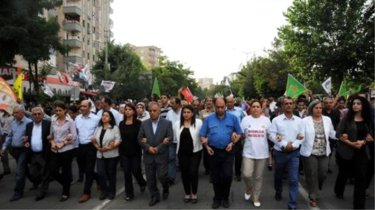 Işid\'in Kobani\'ye Saldırısı, Diyarbakır\'da Yürüyüşle Protesto Edildi