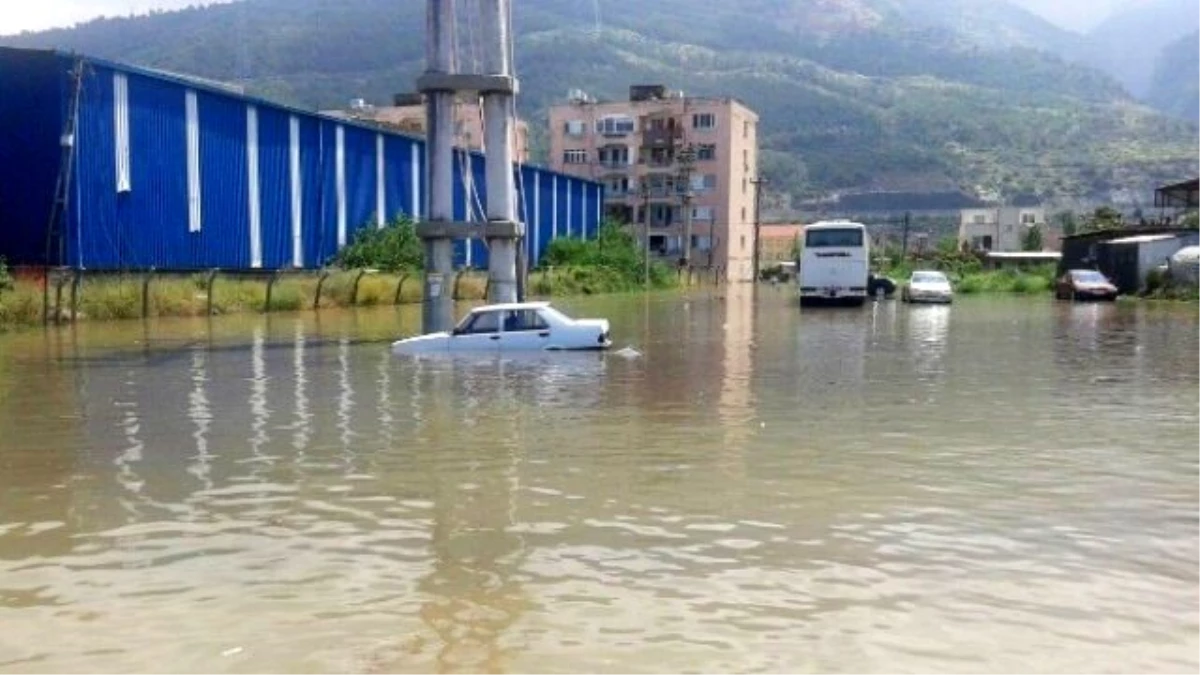 İskenderun\'da Şiddetli Yağış Hayatı Felç Etti