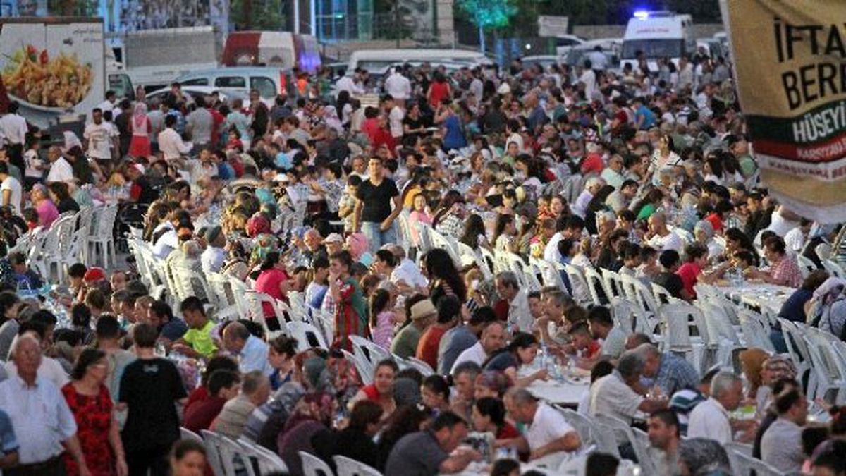 Karşıyaka\'da 5 Bin Kişilik İftar Yemeği