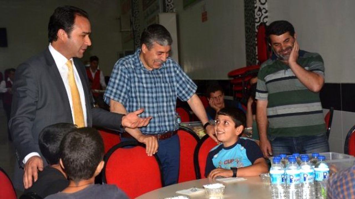 Kaymakam ve Belediye Başkanı İftarını Vatandaşlarla Birlikte Açtı