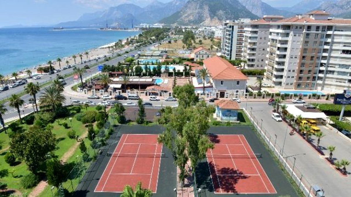 Konyaaltı Belediyesi Tenis Kortlarını Yeniledi