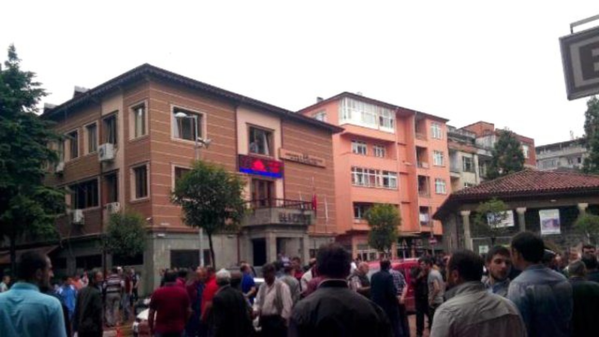 Küçük Kıza Cinsel İstismarla Suçlanan Temizlikçi Tutuklandı, Kalabalık Protesto Etti