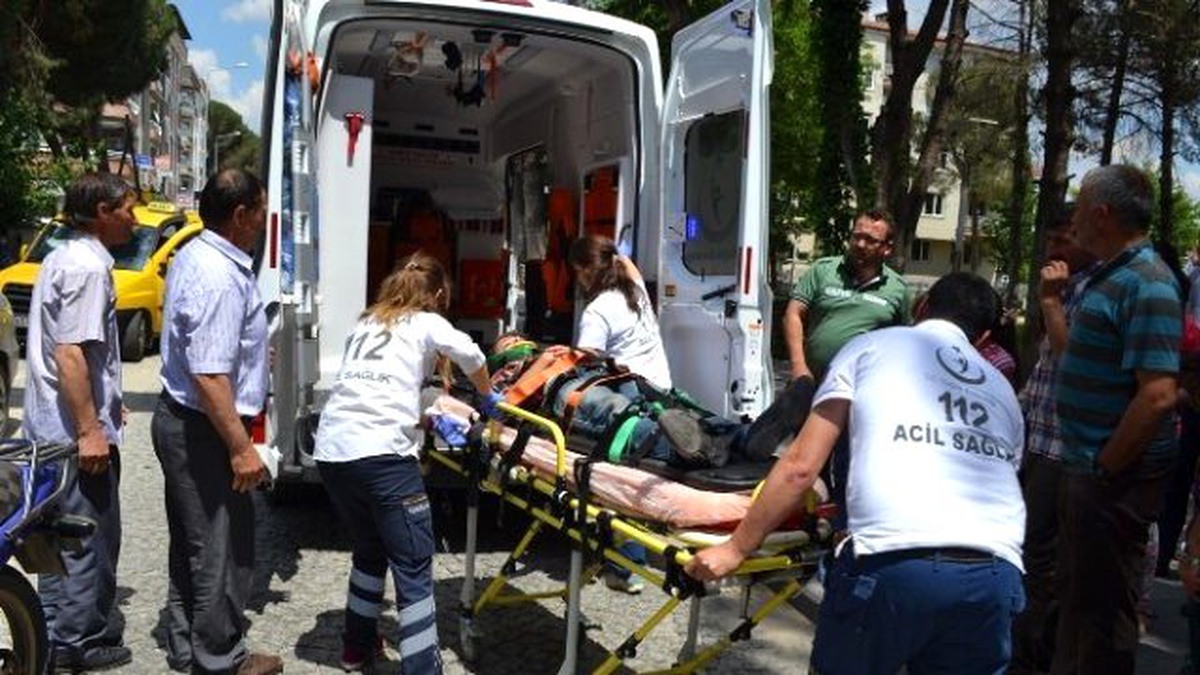 Kula\'da Motosiklet Bisiklete Çarptı: 1 Yaralı