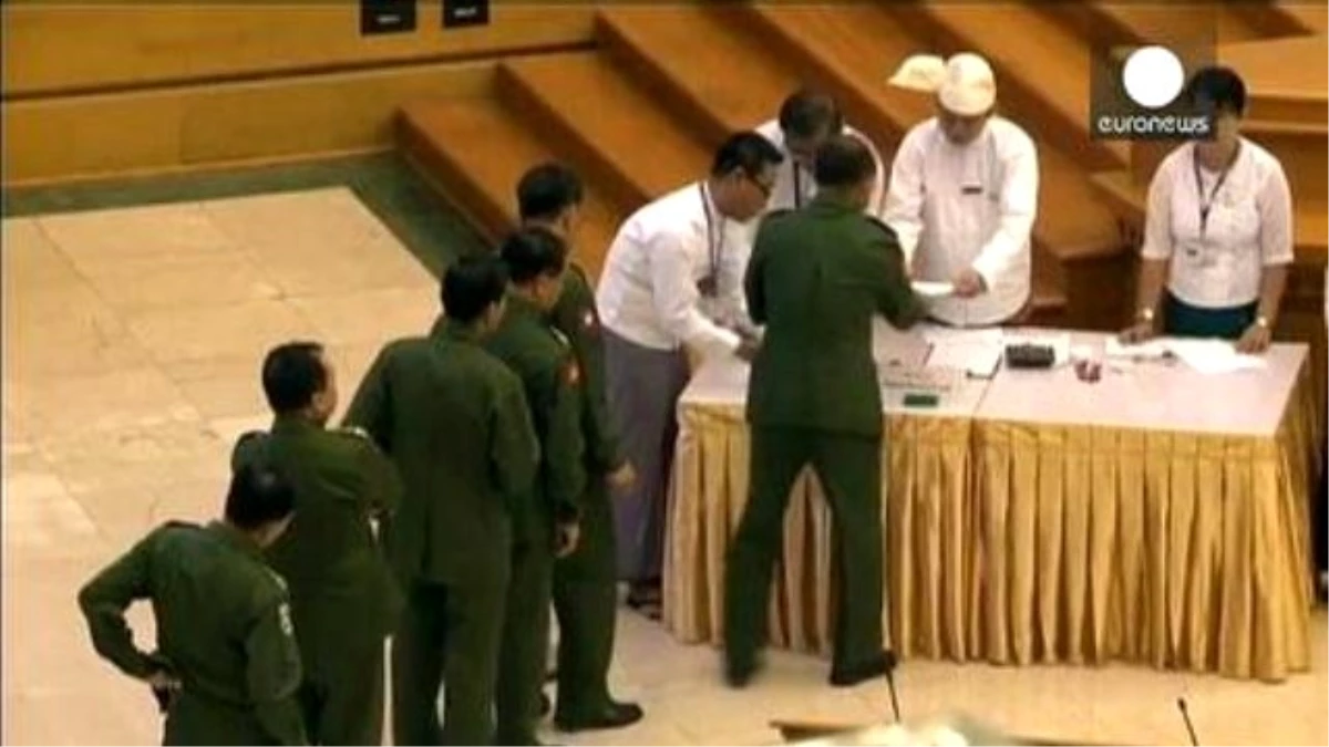 Myanmar\'da Askeri Vesayete Devam Kararı