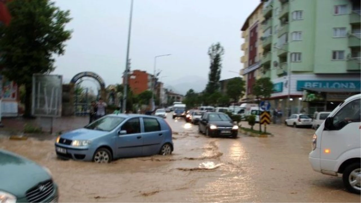 Oltu\'da Sağanak Yağış Sele Dönüştü