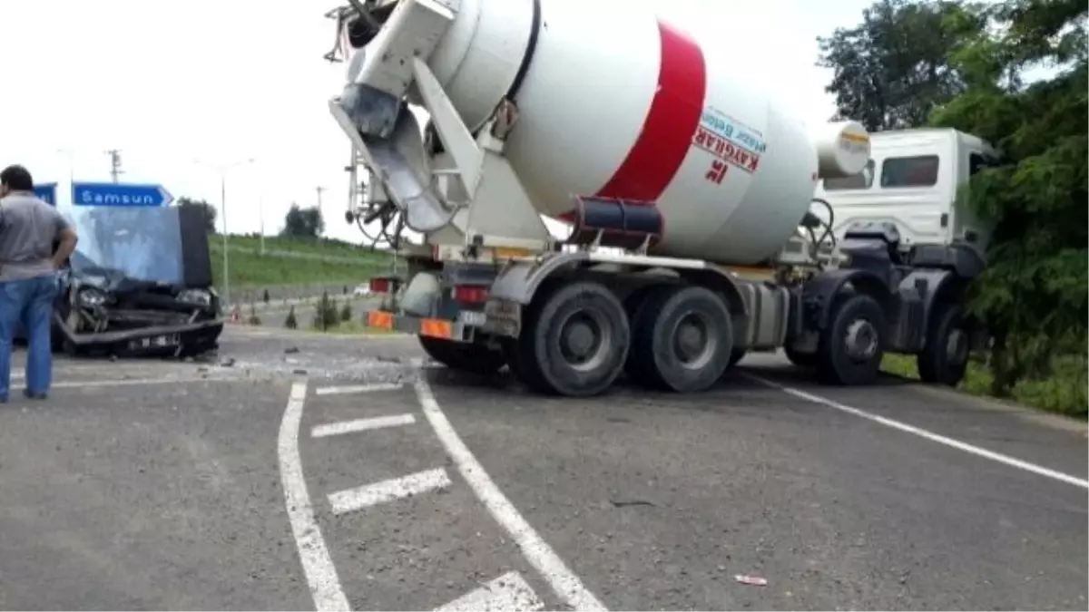 Otomobil ile Beton Mikseri Çarpıştı: 1 Yaralı