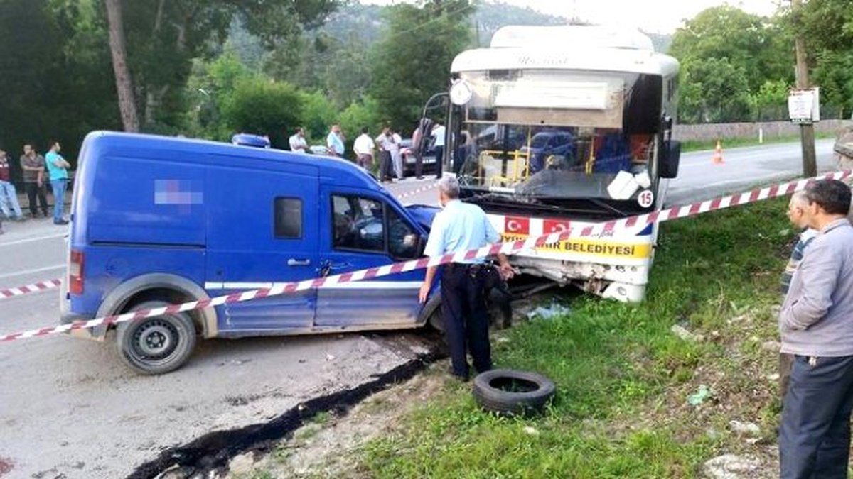 Para Nakil Aracı Halk Otobüsü ile Çarpıştı: 1 Ölü, 1 Yaralı