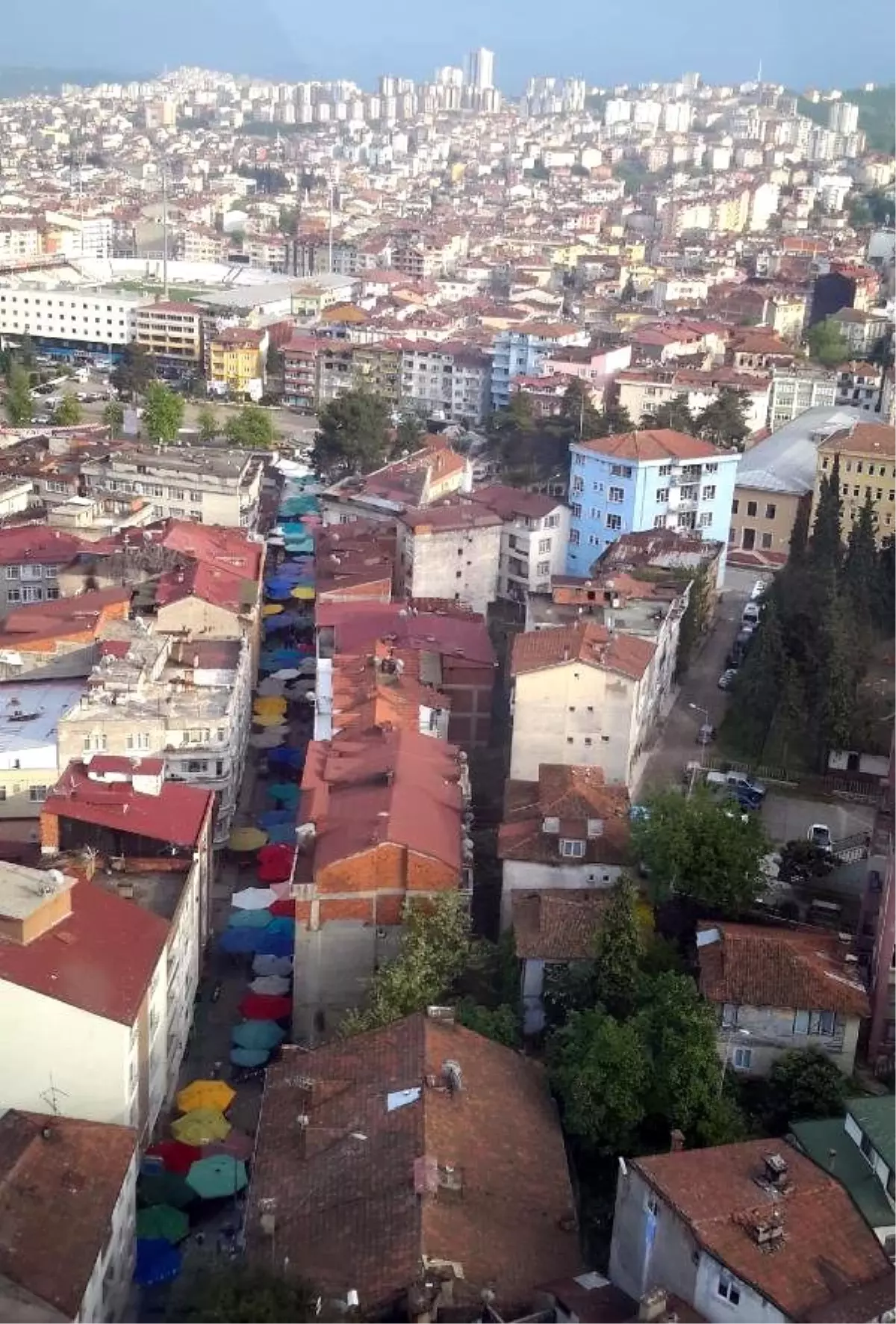 Rengarenk Şemsiyeli Halk Pazarı İlgi Çekiyor