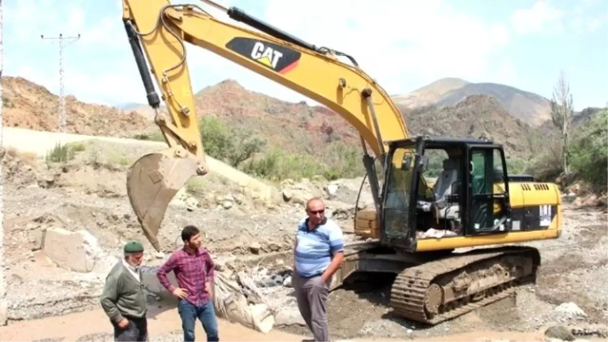 Sağanak Yağmur ve Dolular Yol Şube Ekiplerine Nefes Aldırmaz Hale Getirdi