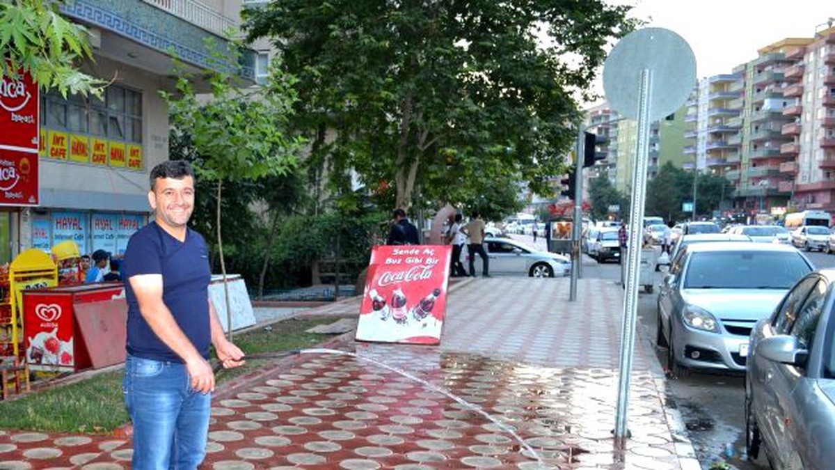 Sıcaklar Bunaltıyor, Esnaf Gün Boyu Kaldırım Suluyor
