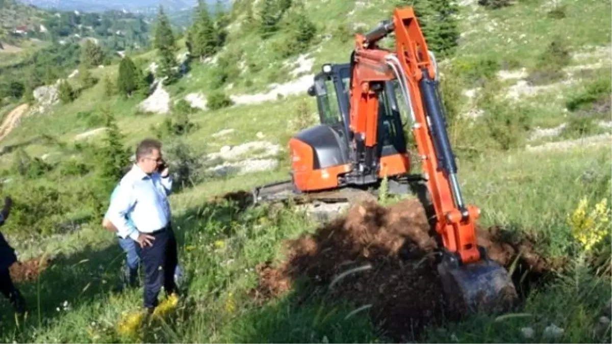 Sonbaharda Dikilecek Ceviz Fidanlarının Yerleri Hazırlandı