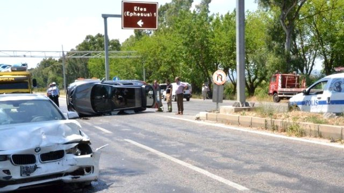 Turistleri Taşıyan İki Araç Çarpıştı: 3 Yaralı