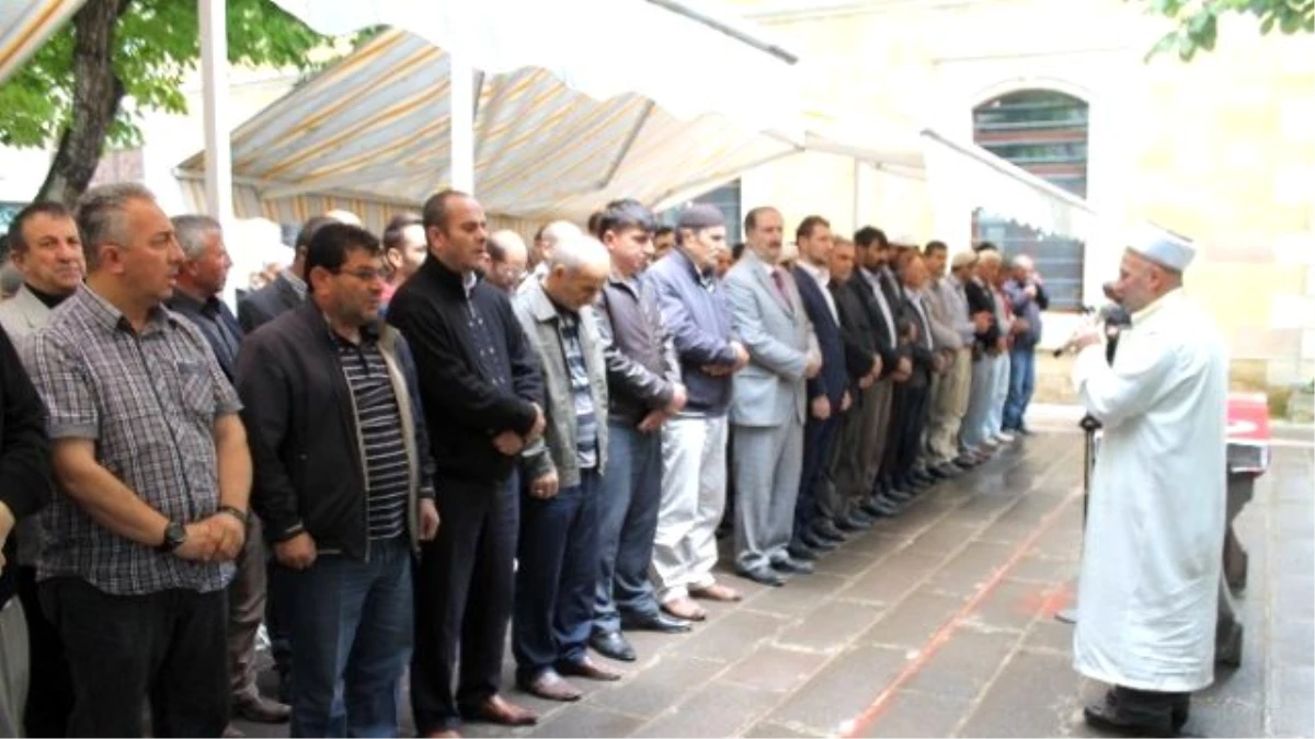Türkistan Şehitleri İçin Bayburt\'ta Gıyabi Cenaze Namazı