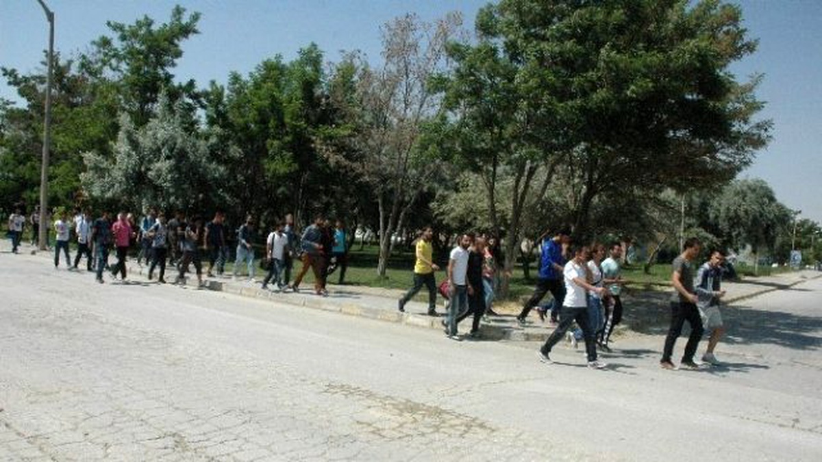 Yyü Besyo Hazırlık Öğrencileri Rektörlüğe Yürüdü
