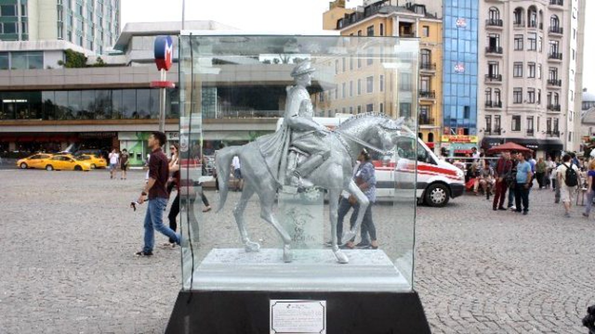 Taksim\'e Konulan Atatürk Heykeline Yoğun İlgi