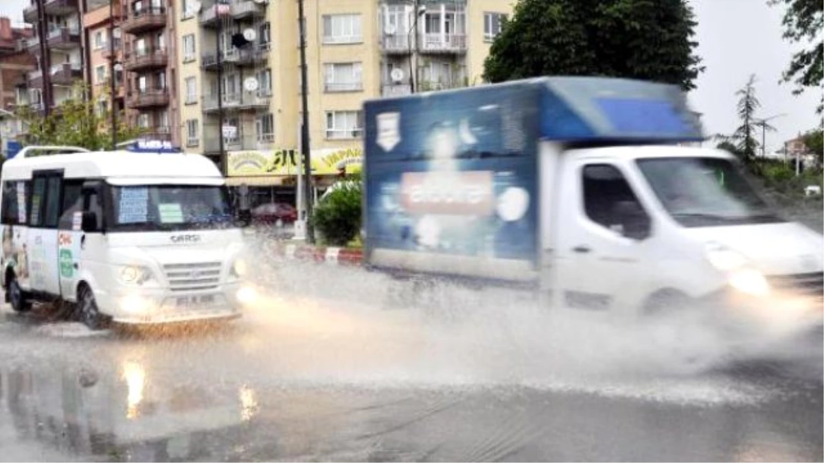 Şiddetli Yağış Şehri Göle Çevirdi