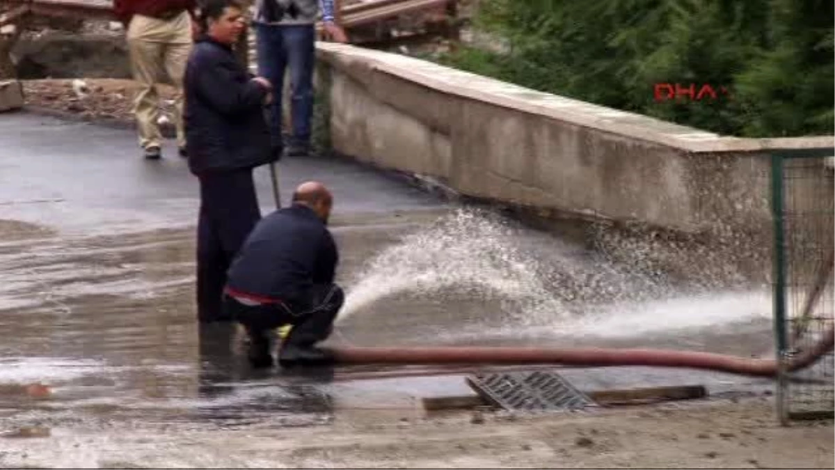 Ankara\'da Etkili Olan Yağış Su Baskınlarına Neden Oldu