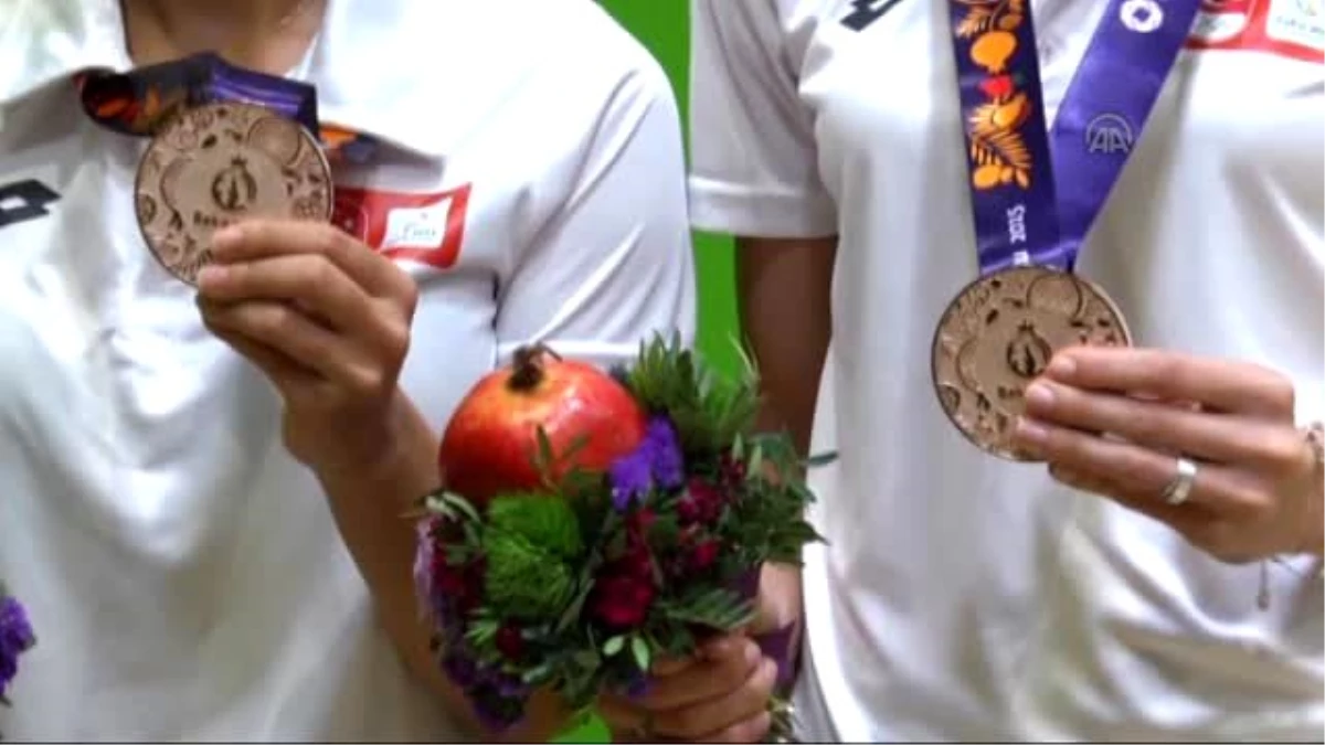 Badminton Çift Kadınlarda Bronz Madalya Kazanan Türk Sporcular Özge Bayrak-Neslihan Yiğit İkilisi