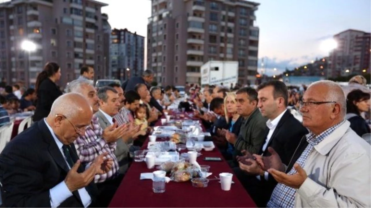 Başkan Yaşar, Yahyalar Pazar Yeri\'nde Yenimahallelilerle Buluştu