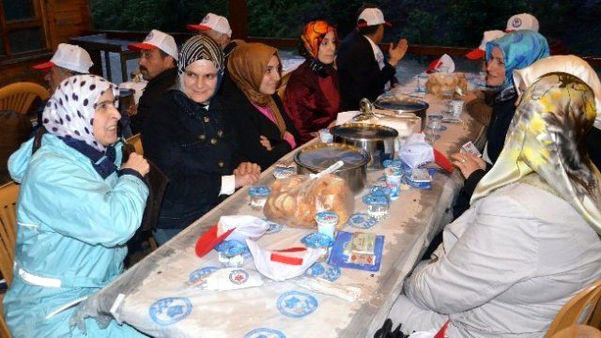 Çaykara\'da Yüzlerce Kişi Bir Arada Oruç Açtı