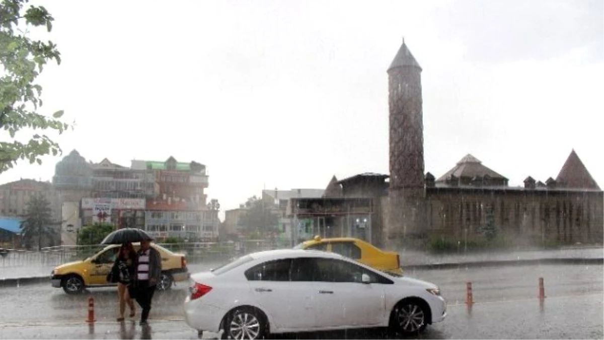 Erzurum\'da Kuvvetli Yağış Sele Neden Oldu