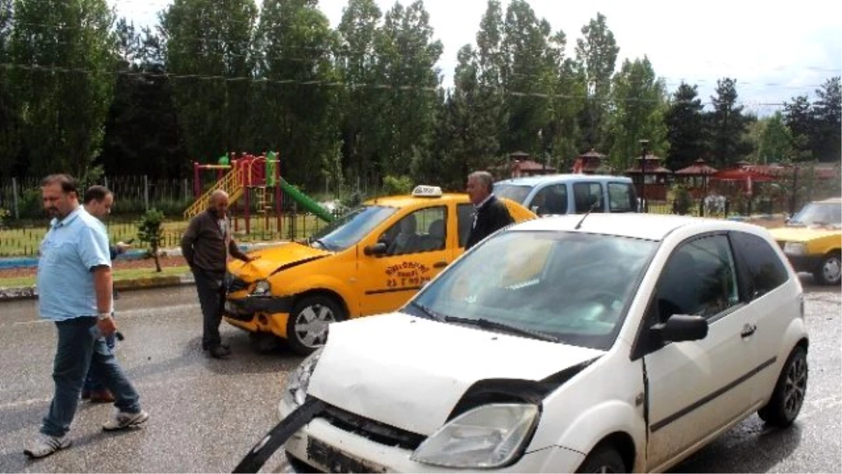 Erzurum\'da Zincirleme Trafik Kazası: 2 Yaralı