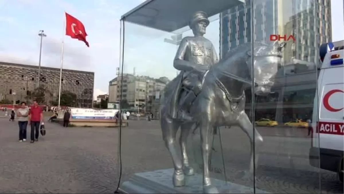 Gazi Koşusu Öncesi Taksim Meyadı\'na Atatürk Heykeli