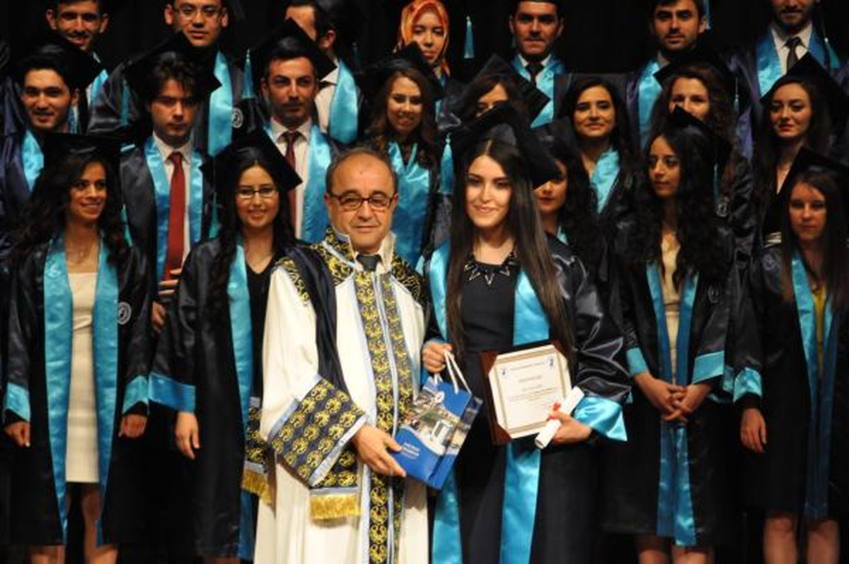 İki Kez Lösemiyi Yenen Genç Doktor Azmiyle Örnek Oldu