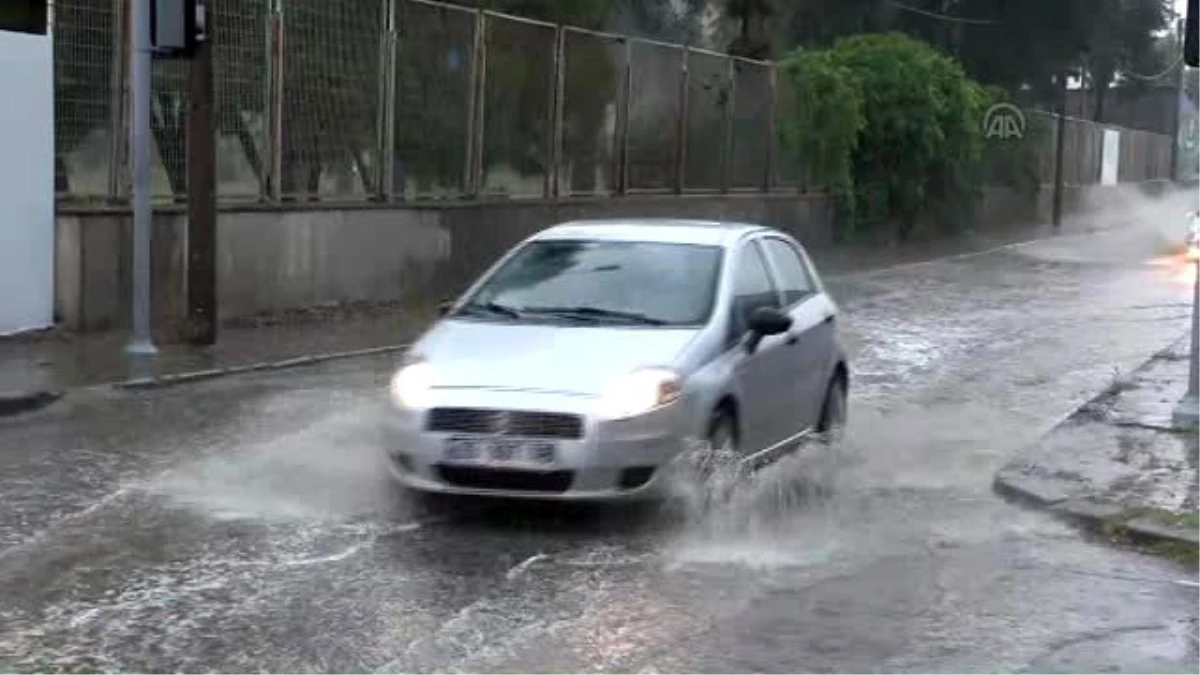 İzmir\'de Etkili Olan Sağanak Hayatı Olumsuz Etkiledi