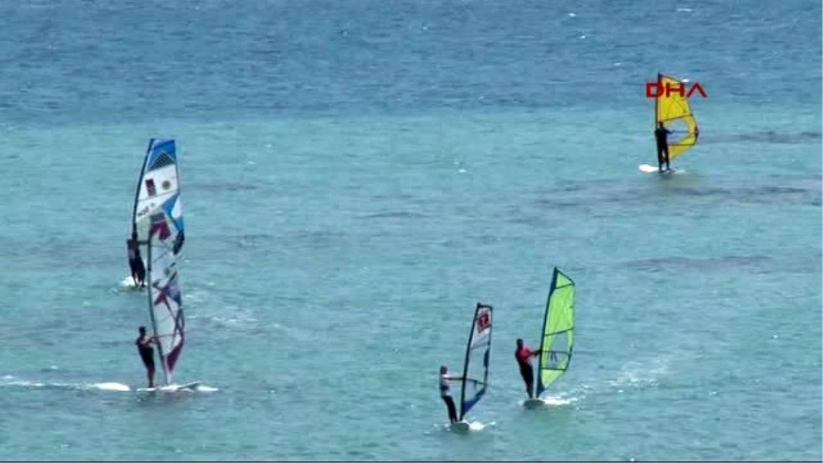 İzmir Turizm Cenneti Alaçatı\'da, Sörf Sporuna Çocuk İlgisi