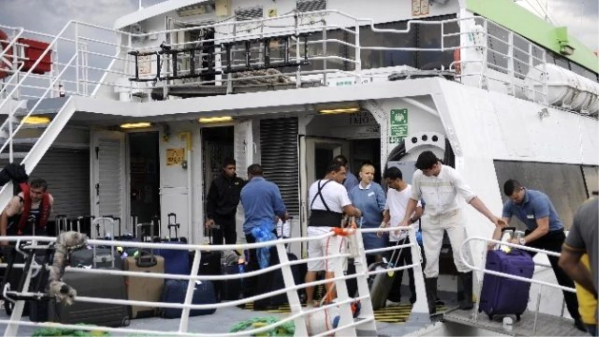 Kaza Yapan Yolcu Gemisinde Tahliye İşlemi Başladı