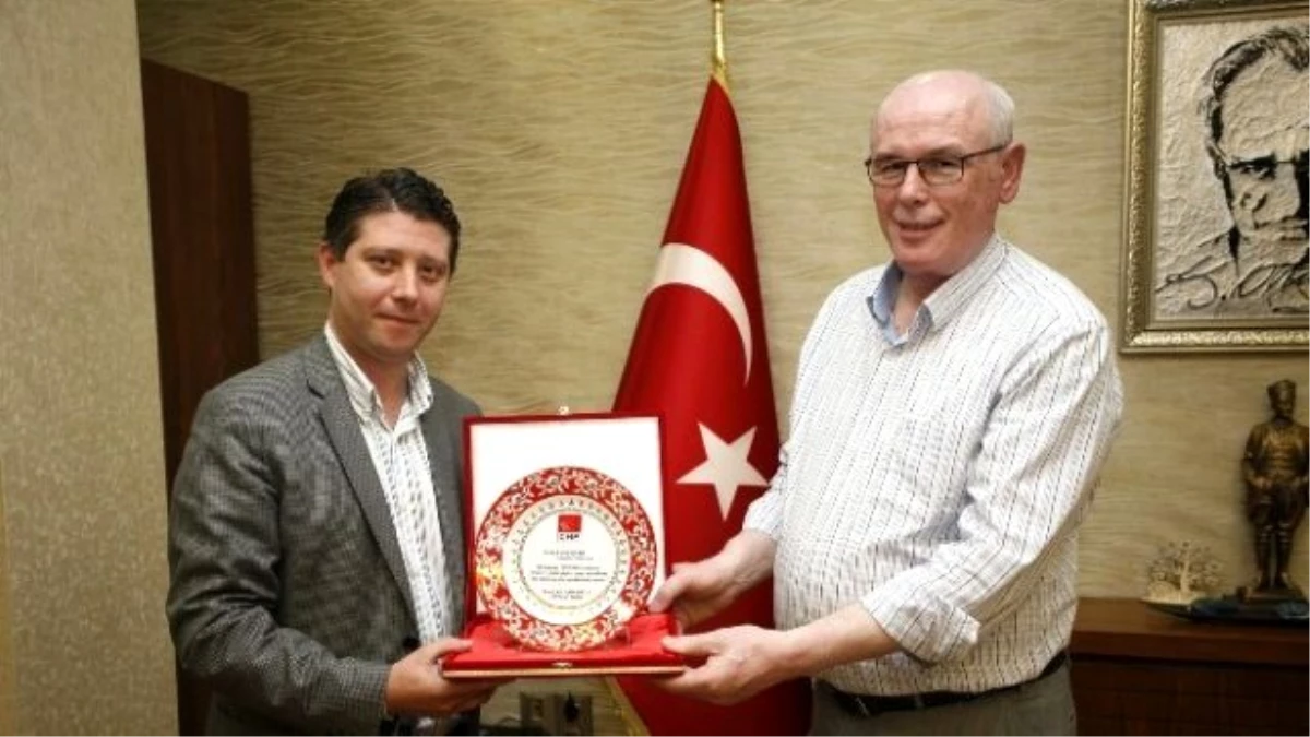 Kılıçdaroğlu\'ndan Başkan Kurt\'a Teşekkür Plaketi