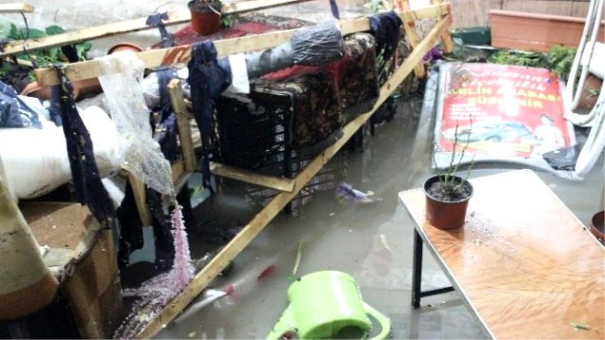 Kırşehir\'de Yağış Sonrası Esnaf Yaralarını Sarıyor