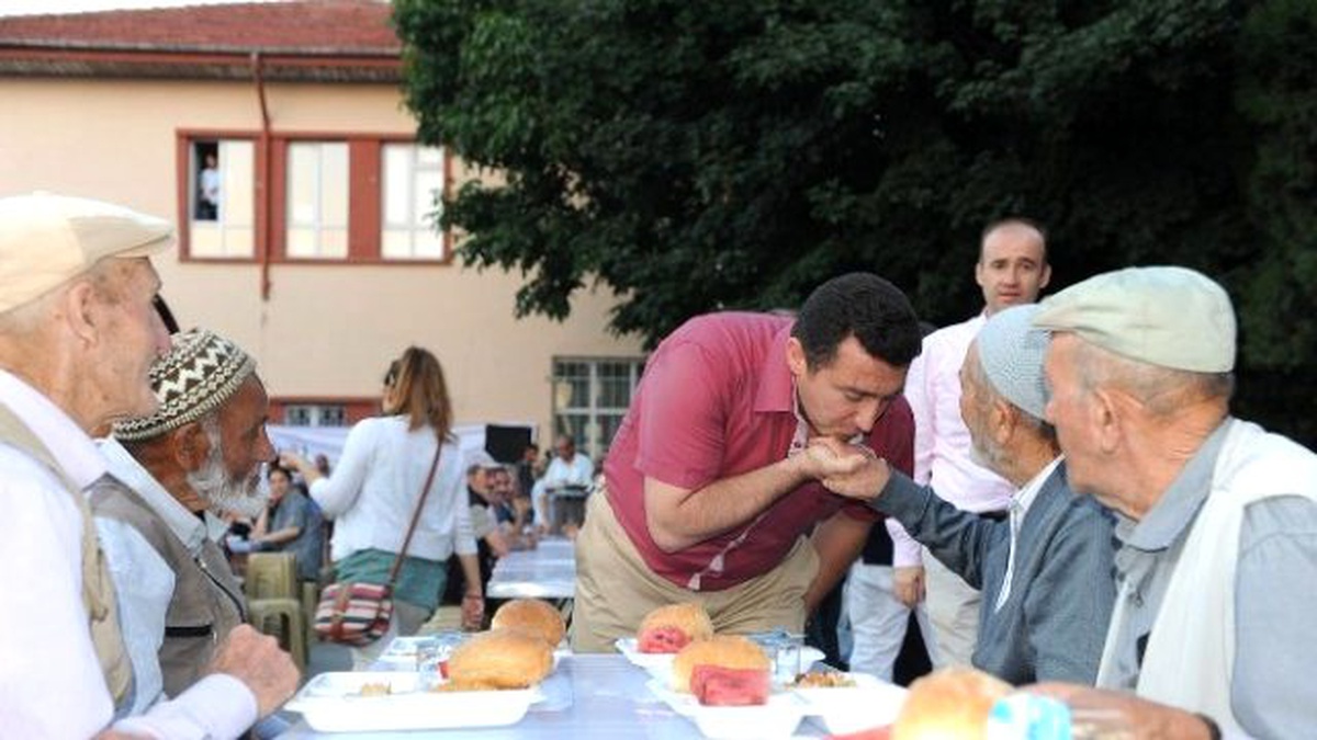 Mahalle İftarlarının 6.\'sı Yeni Mahalle\'de Şeyh Şamil Parkı Üstünde