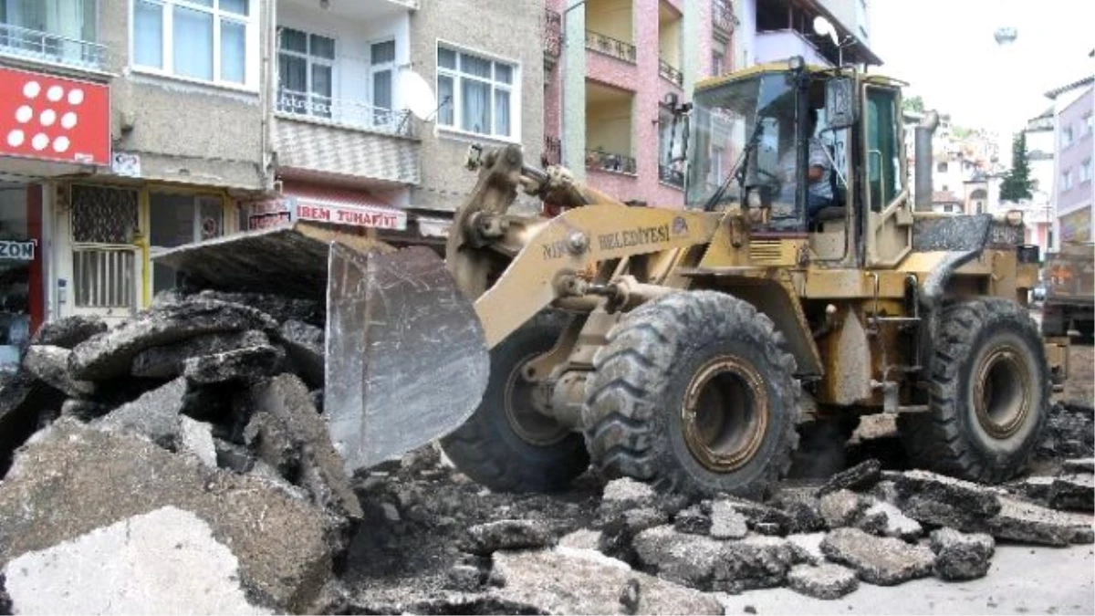 Niksar\'da Yağışların Bozduğu Yollar Onarılıyor