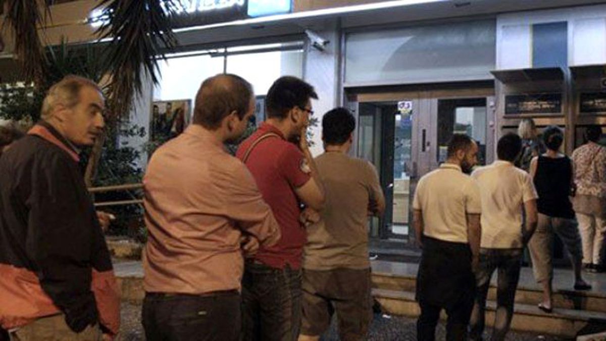 Referandum Kararı Yunanistan'da Koas Çıkardı, Halk Bankalara Hücum Etti