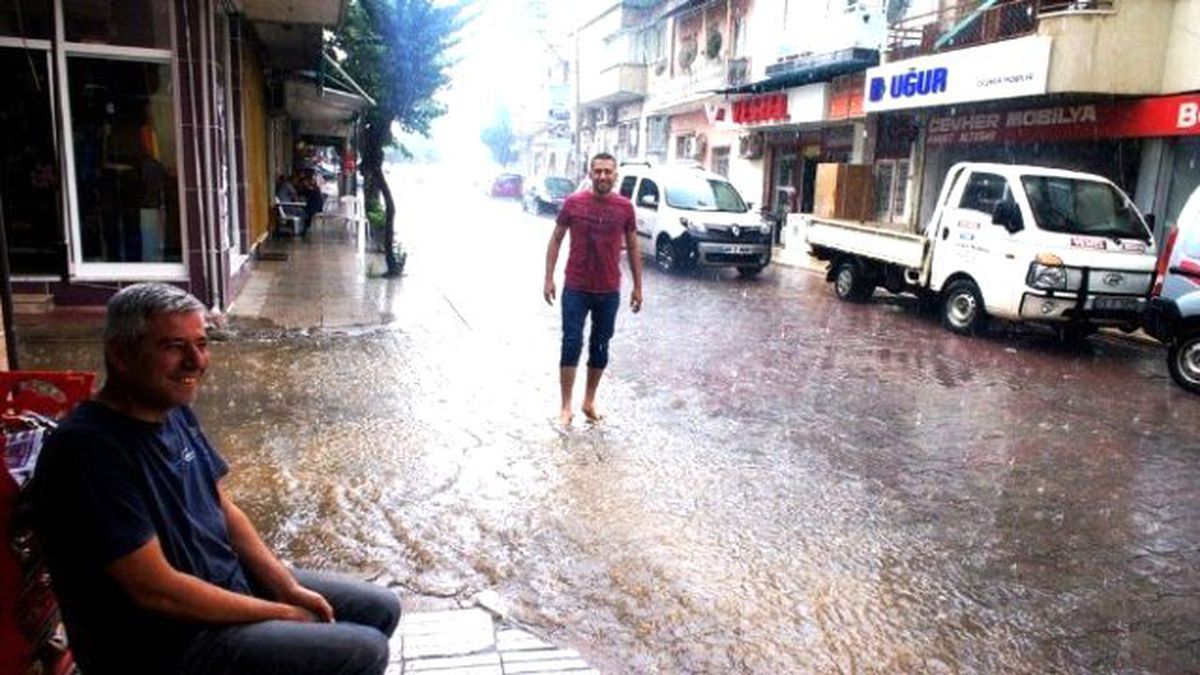 Sarıgöl\'de Şiddetli Yağmur Etkili Oldu