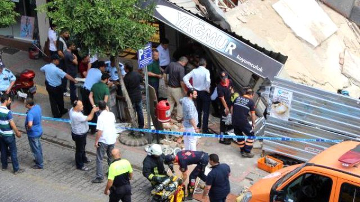 Kuyumcu Dükkanı Çökünce Esnaf Yerden Altın Topladı
