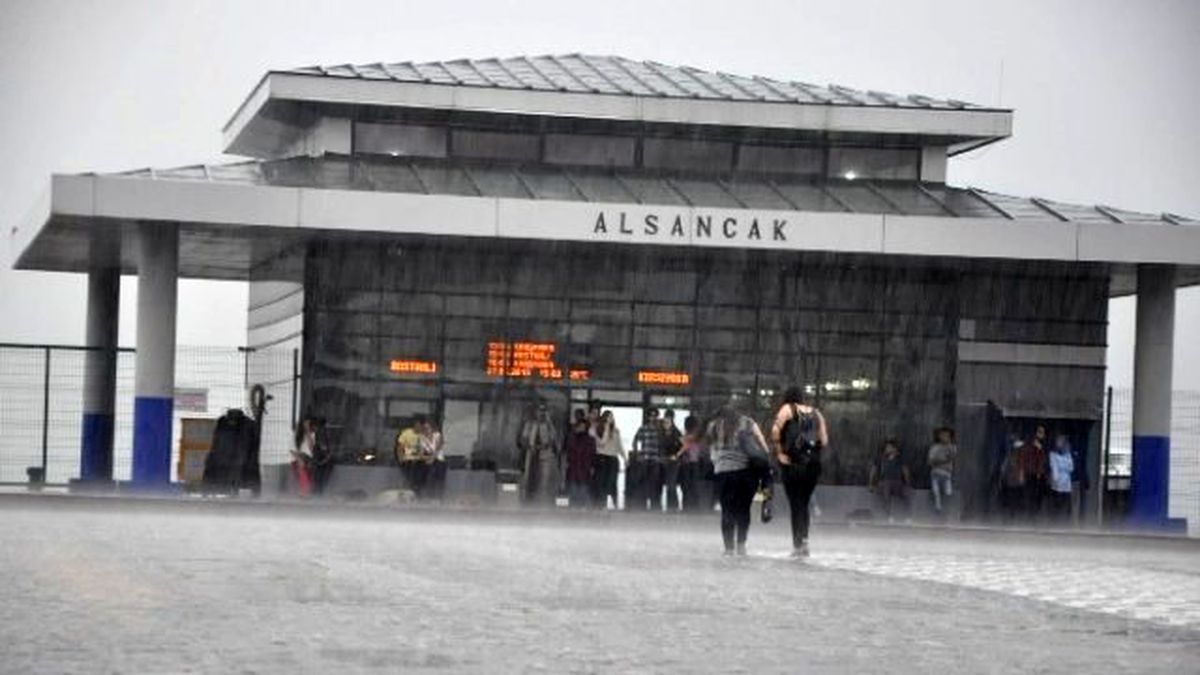 Yağmurdan Avm\'nin Çatısı Çöktü