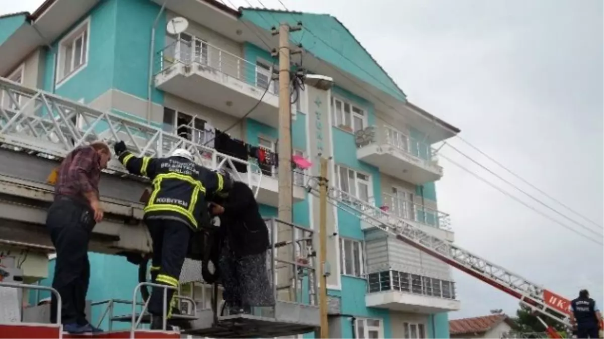 Yangında Mahsur Kalan Anne ve 2 Çocuğunu İtfaiye Ekipleri Kurtardı