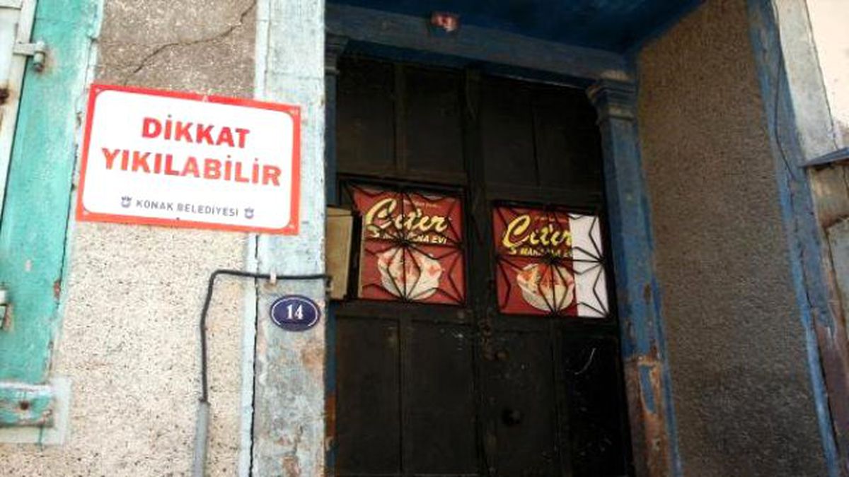 Yıkılma Tehlikesi Olan Binalarda Yaşıyorlar