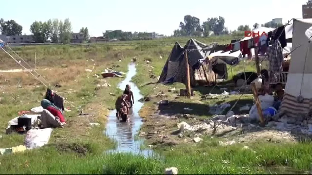 Adana - Suriyeli Çocukların Su Birikintisinde Serinleme Çabası