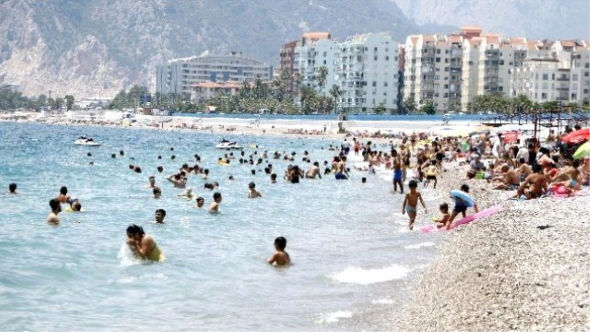 Antalya\'da Sıcaktan Bunalan Sahile Koştu