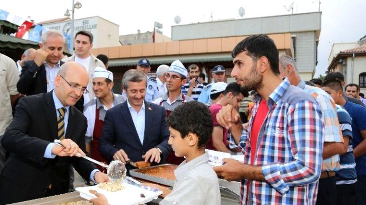 Bakan Şimşek Şehreküstü\'de Yemek Dağıttı