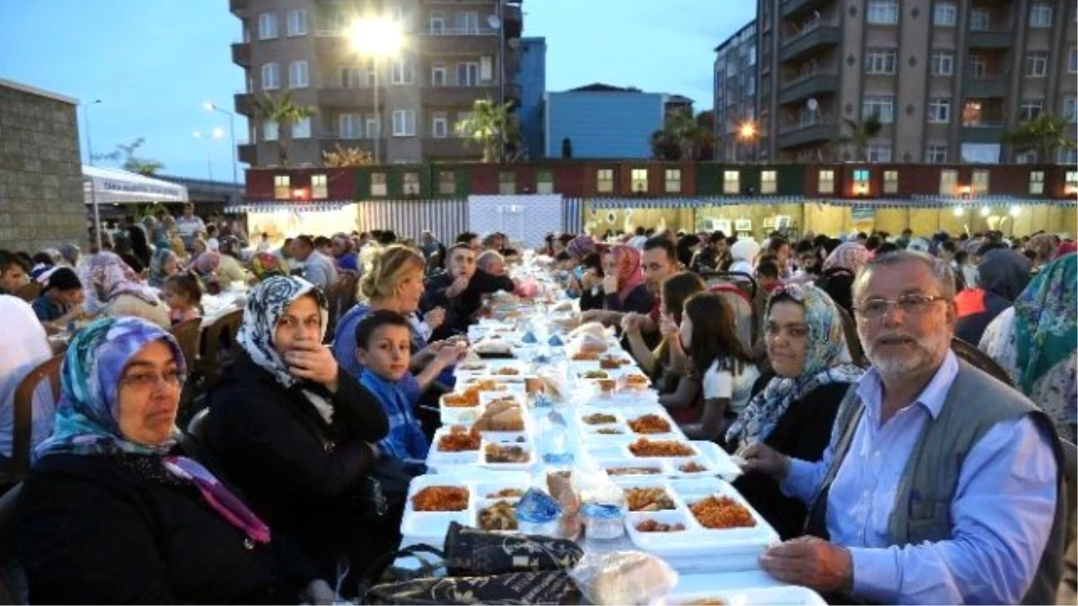 Canik Belediyesi\'nin İftarı Büyük İlgi Görüyor